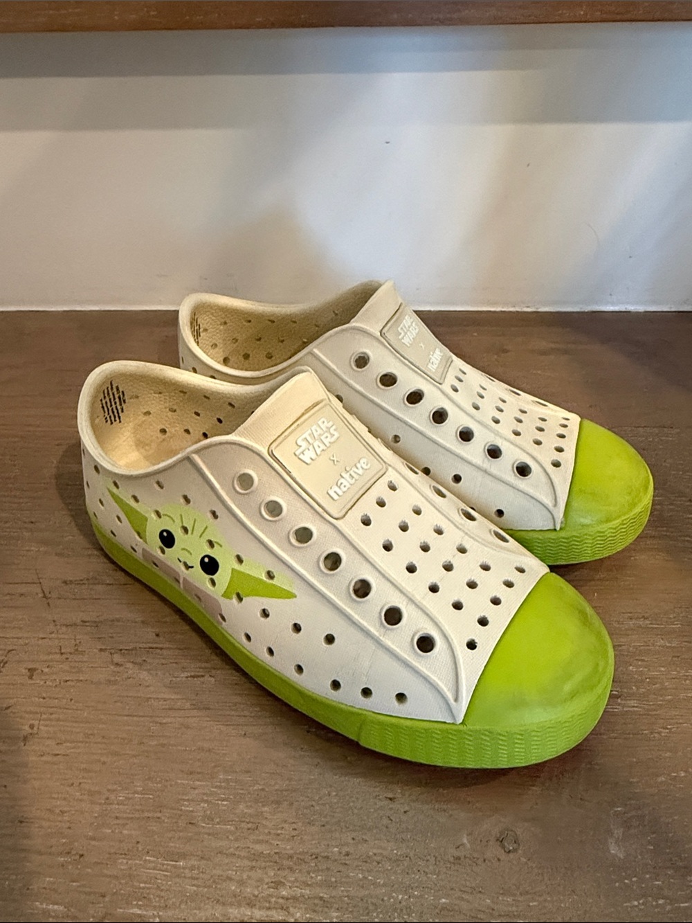 Native Kids Water Shoes in White & Lime Green with Star Wars Grogu C11
